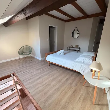 Duplex De Charme Au Coeur Des Remparts De *