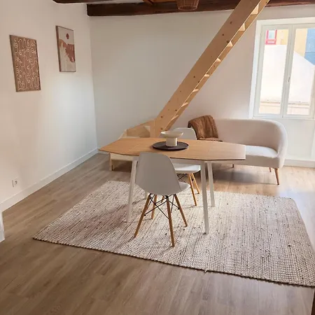 Duplex De Charme Au Coeur Des Remparts De *